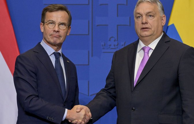Handschlag vor wenigen Tagen: Schwedens Ministerpräsident Ulf Kristersson (li.) und Ungarns Premier Viktor Orban  in Budapest.<span class='image-autor'>Foto: dpa/Denes Erdos</span>