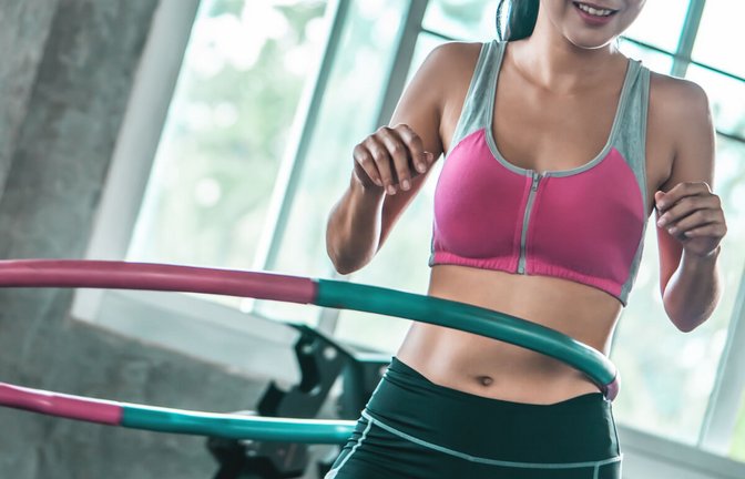 Beim Hula-Hoop-Training sind blaue Flecken keine Seltenheit. Wie Sie diese vermeiden und was Sie bei blauen Flecken tun sollten, erfahren Sie hier.<span class='image-autor'>Foto: Anutr Yossundara / Shutterstock.com</span>