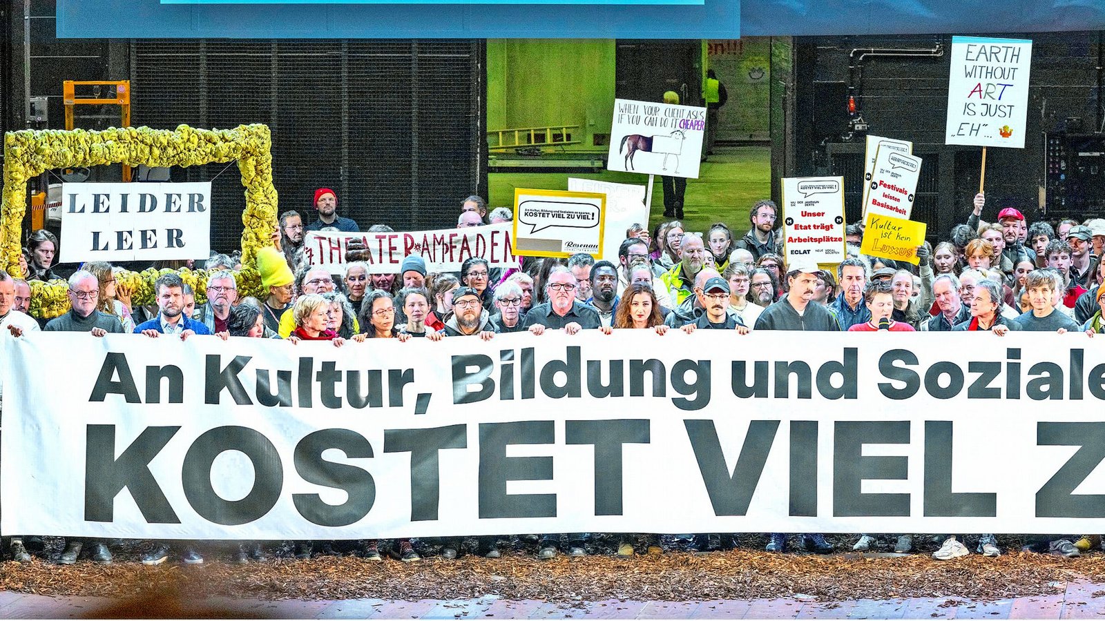 Der Protest (hier im Schauspielhaus Stuttgart) gegen die Haushaltsplanungen der Stadt Stuttgart eint die KulturszeneFoto: Björn Klein Der Protest (hier im Schauspielhaus Stuttgart) gegen die Haushaltsplanungen der Stadt Stuttgart eint die KulturszeneFoto: Björn Klein