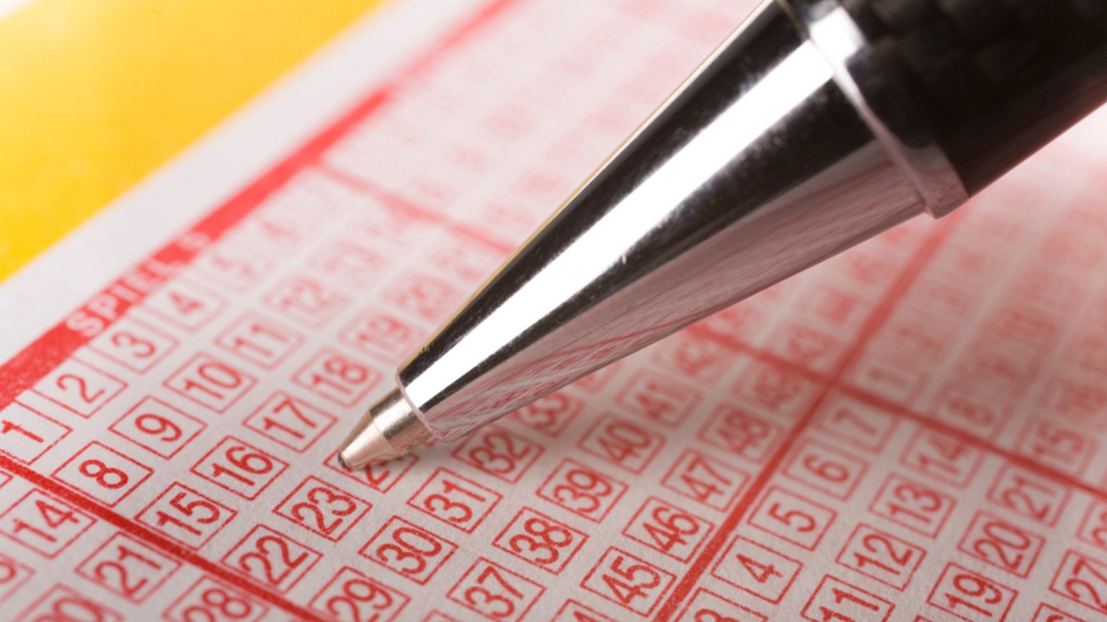 Viele Menschen hoffen jeden Mittwoch und Samstag die richtigen Lottozahlen getippt zu haben.Foto: shutterstock / Younes Stiller Kraske