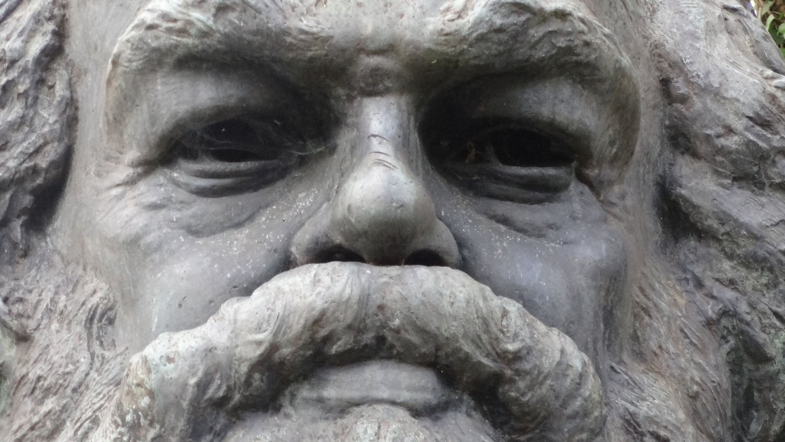 Marx hatte fest daran geglaubt, mit dem „Saubuch“ berühmt zu werden. Was die finanziellen Erträge betraf, hatte er sich dagegen nie Illusionen gemacht: „Das „Kapital“ wird mir nicht einmal so viel einbringen, als mich die Zigarren gekostet, die ich beim Schreiben geraucht.“Foto: dpa