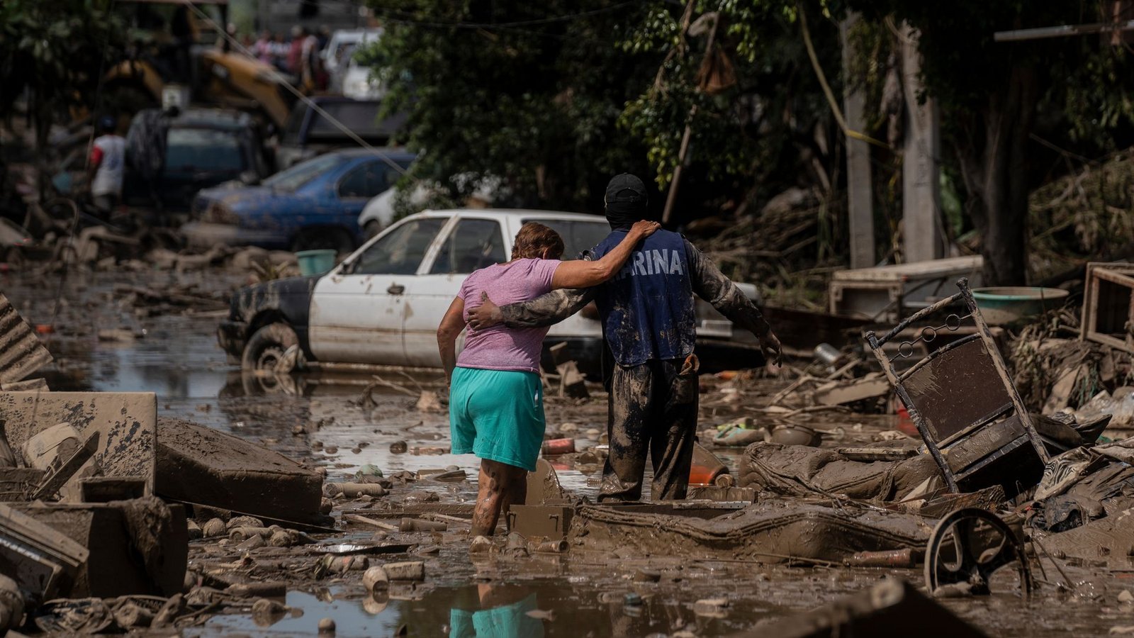 Wegen Überschwemmungen und Erdrutschen sind viele Ortschaften von der Außenwelt abgeschnitten.Foto: Felix Marquez/AP/dpa