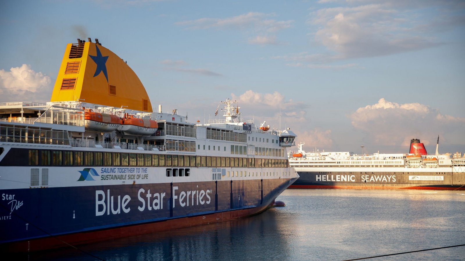 Festgemachte Fähren im Hafen von Piräus während eines 24-stündigen Streiks.Foto: Socrates Baltagiannis/dpa