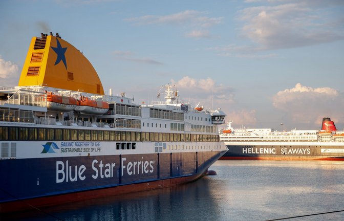 Festgemachte Fähren im Hafen von Piräus während eines 24-stündigen Streiks.<span class='image-autor'>Foto: Socrates Baltagiannis/dpa</span>