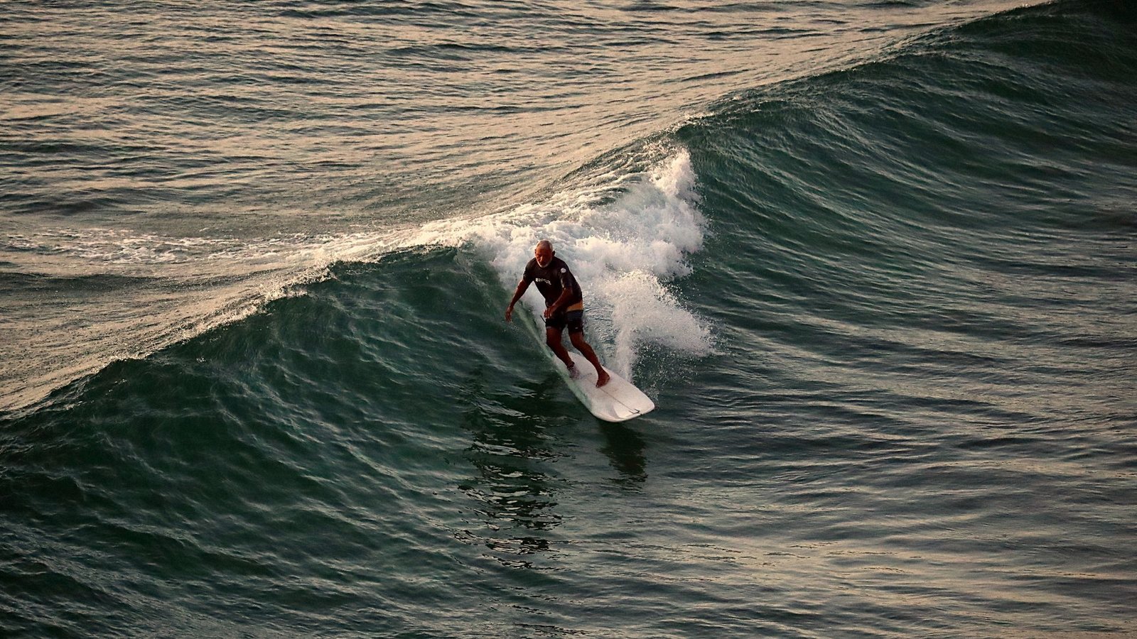 Ein Surfer stellt vor der Küste des australischen Cabarita Beach sein Können unter Beweis.Foto: Jason O'brien/AAP/dpa