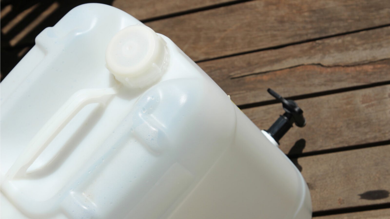 In diesem Artikel zeigen wir Ihnen 11 Tipps, wie Sie Wasserkanister reinigen können.Foto: MD_Photography / Shutterstock.com