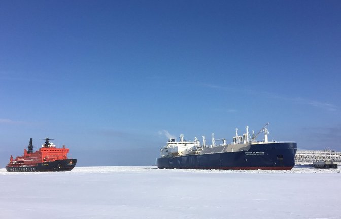 Auch nach dem Überfall auf die Ukraine konnten russische Tanker ihr Flüssiggas nach Europa transportieren und dort  verladen. Das soll nun ein Ende haben.<span class='image-autor'>Foto: dpa/Friedemann Kohler</span>