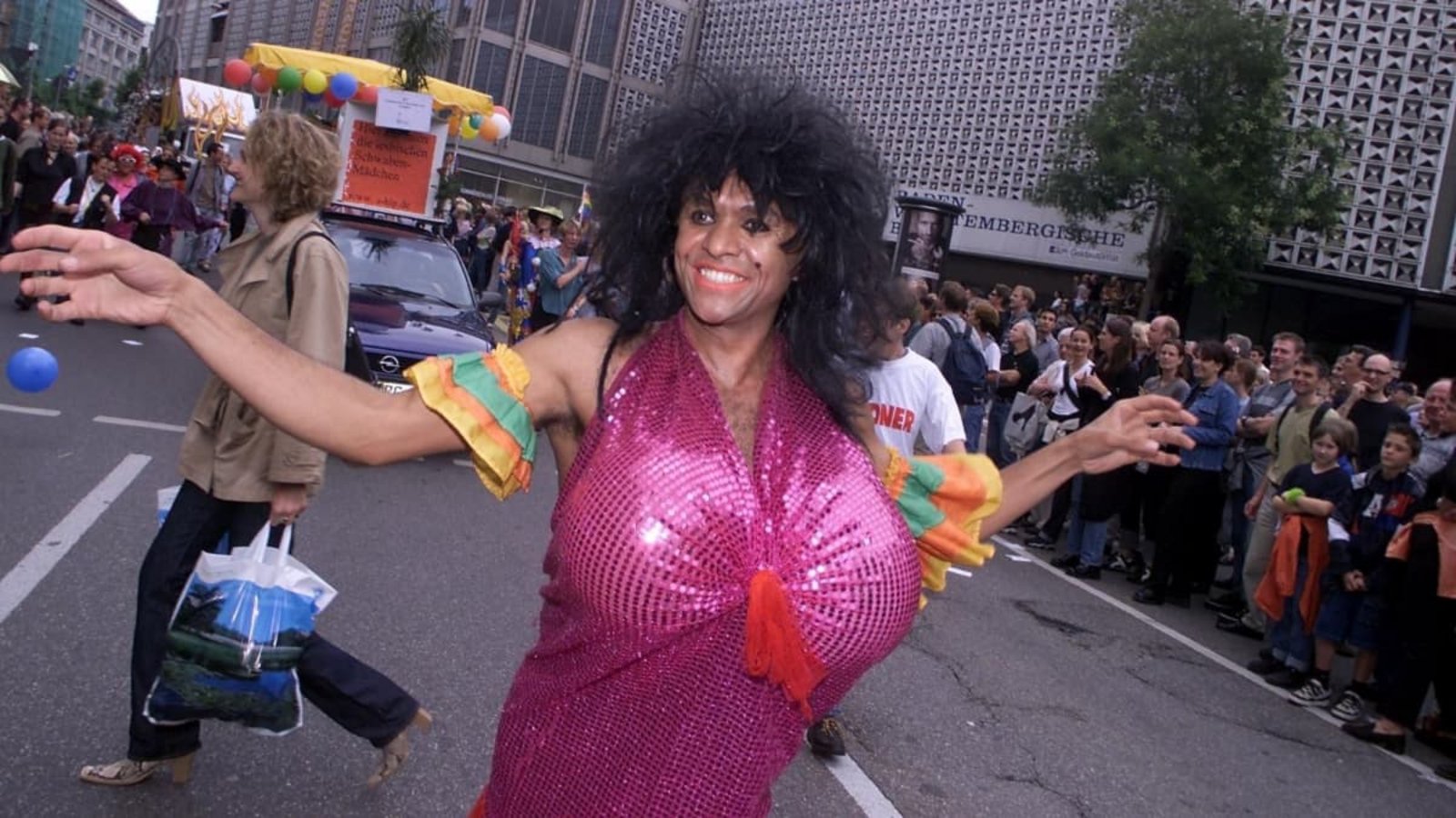2000 demonstrierten mit, 20.000 standen an der Strecke: Der erste „reguläre“ Chistopher Street Day im Jahr 2000 in Stuttgart.Archiv/Kraufmann 2000 demonstrierten mit, 20.000 standen an der Strecke: Der erste „reguläre“ Chistopher Street Day im Jahr 2000 in Stuttgart.Archiv/Kraufmann