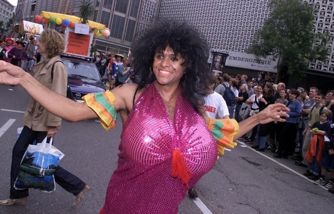2000 demonstrierten mit, 20.000 standen an der Strecke: Der erste „reguläre“ Chistopher Street Day im Jahr 2000 in Stuttgart.<span class='image-autor'>Archiv/Kraufmann</span>