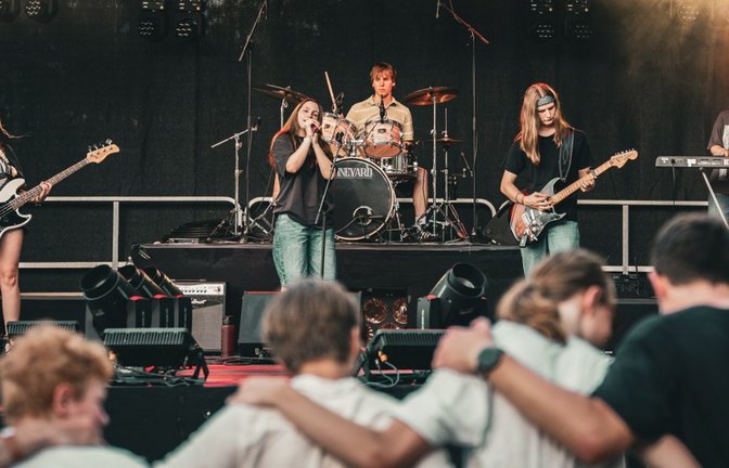 Stehen auf der Bühne: die Bands Senary ...