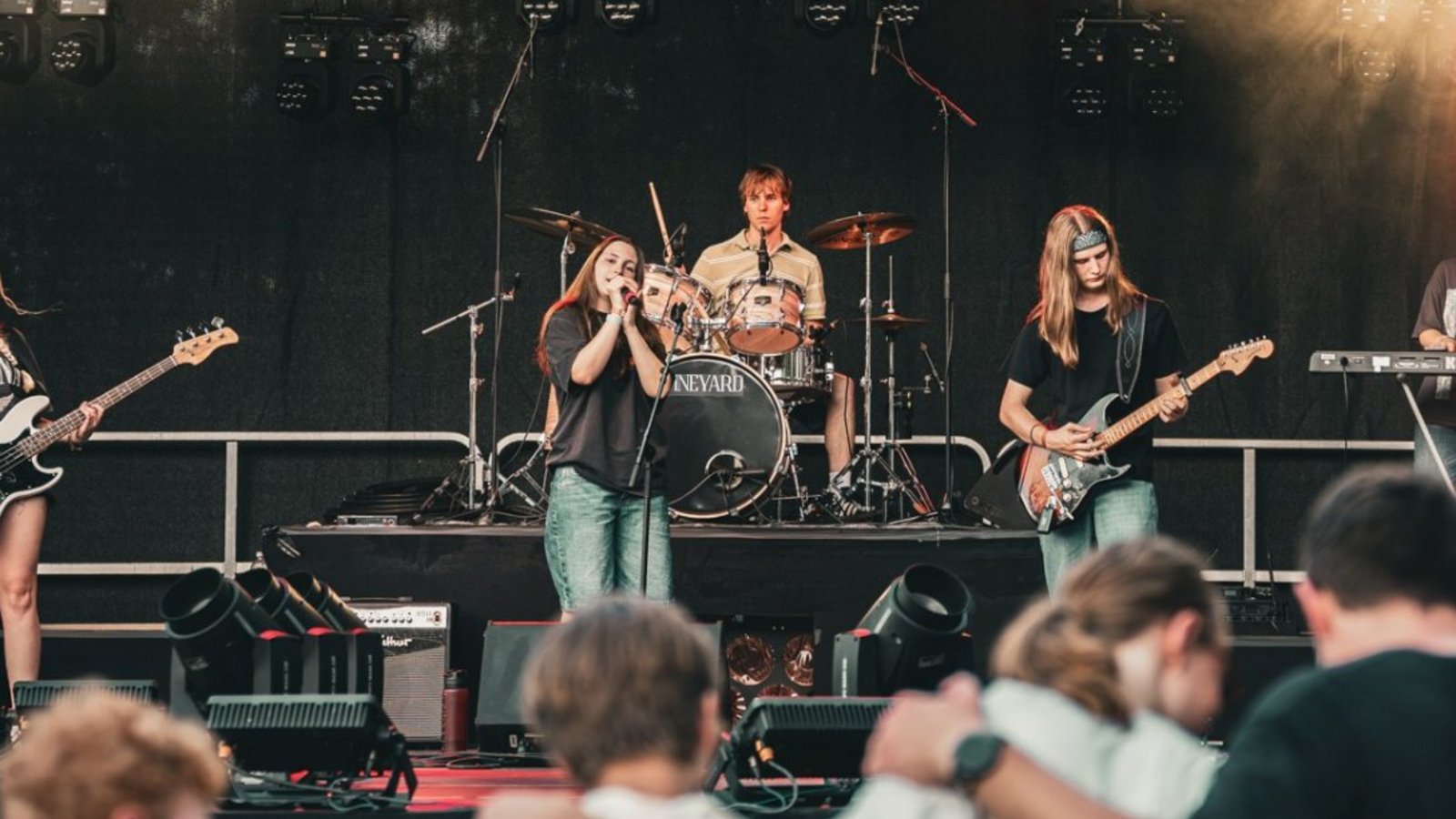 Stehen auf der Bühne: die Bands Senary ...