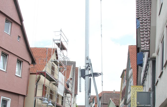 Die Bewohnerinnen und Bewohner der Vaihinger Mühlstraße müssen sich in den nächsten Wochen mit einer veränderten Verkehrsführung arrangieren. Wegen Dacharbeiten, für die ein Kran benötigt wird, ist die Zufahrt über das Tränkgässle voraussichtlich bis 18. August nicht möglich. Stattdessen dürfen die Anlieger vorübergehend von der Straße Im Mühlkanal her ihre Häuser anfahren.  <span class='image-autor'>Foto: Banholzer</span>