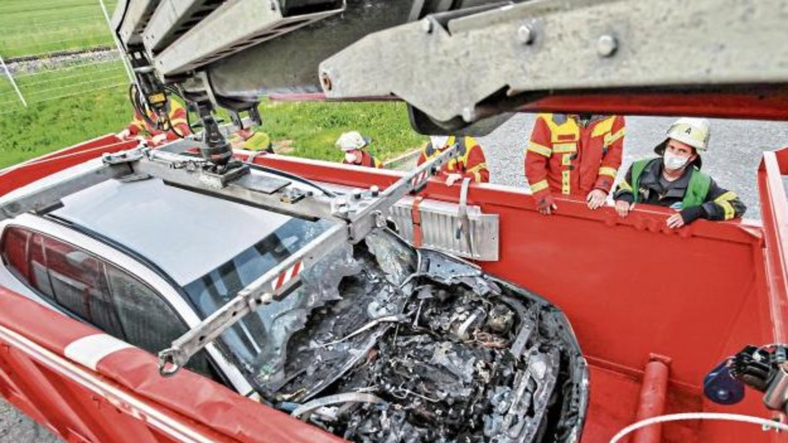 In einer speziellen Mulde musste die Feuerwehr die Lithium-Ionen-Batterie des Hybridfahrzeugs löschen und abkühlen. Foto: KS-Images.de/Andreas Rometsch In einer speziellen Mulde musste die Feuerwehr die Lithium-Ionen-Batterie des Hybridfahrzeugs löschen und abkühlen. Foto: KS-Images.de/Andreas Rometsch