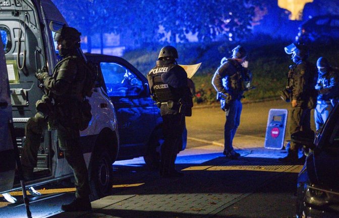 Polizeieinheiten sind in Oberfischach im Kreis Schwäbisch Hall im Einsatz, nachdem ein Mann auf offener Straße mit einer Schreckschusspistole geschossen hatte.<span class='image-autor'>Jason Tschepljakow/dpa</span>