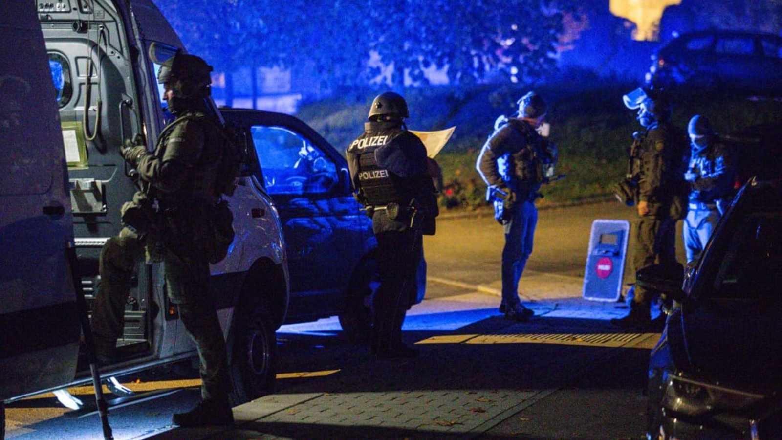 Polizeieinheiten sind in Oberfischach im Kreis Schwäbisch Hall im Einsatz, nachdem ein Mann auf offener Straße mit einer Schreckschusspistole geschossen hatte.Jason Tschepljakow/dpa Polizeieinheiten sind in Oberfischach im Kreis Schwäbisch Hall im Einsatz, nachdem ein Mann auf offener Straße mit einer Schreckschusspistole geschossen hatte.Jason Tschepljakow/dpa