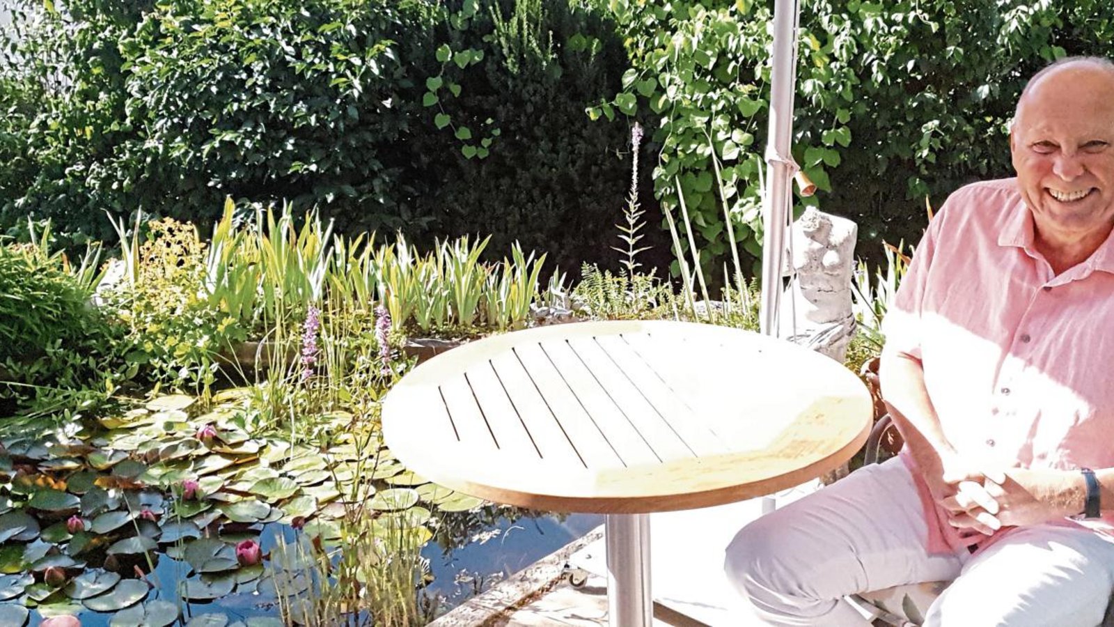Nach mehr als vier Jahrzehnten Verwaltungstätigkeit genießt Oberriexingens früherer Bürgermeister Werner Somlai sein Gartenparadies daheim und Reisen mit seiner Frau. Foto: Rieger Nach mehr als vier Jahrzehnten Verwaltungstätigkeit genießt Oberriexingens früherer Bürgermeister Werner Somlai sein Gartenparadies daheim und Reisen mit seiner Frau. Foto: Rieger