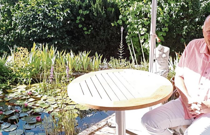 Nach mehr als vier Jahrzehnten Verwaltungstätigkeit genießt Oberriexingens früherer Bürgermeister Werner Somlai sein Gartenparadies daheim und Reisen mit seiner Frau. Foto: Rieger