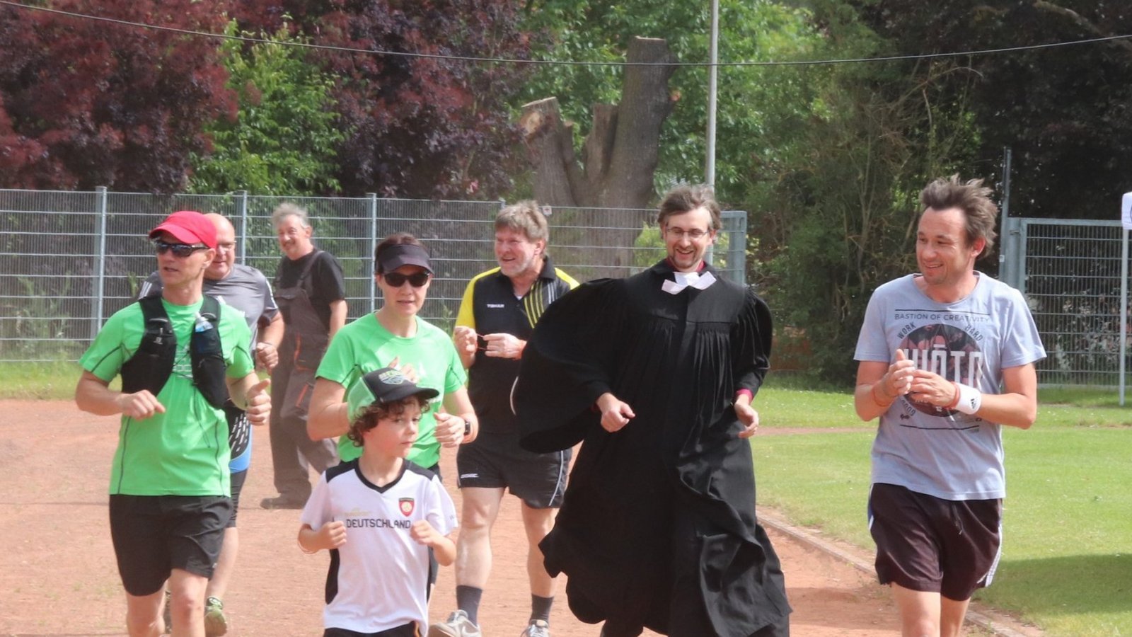 Mit wehendem Talar: Pfarrer Benedikt Jetter läuft nach der Andacht auf dem Sportplatz. Mit wehendem Talar: Pfarrer Benedikt Jetter läuft nach der Andacht auf dem Sportplatz.
