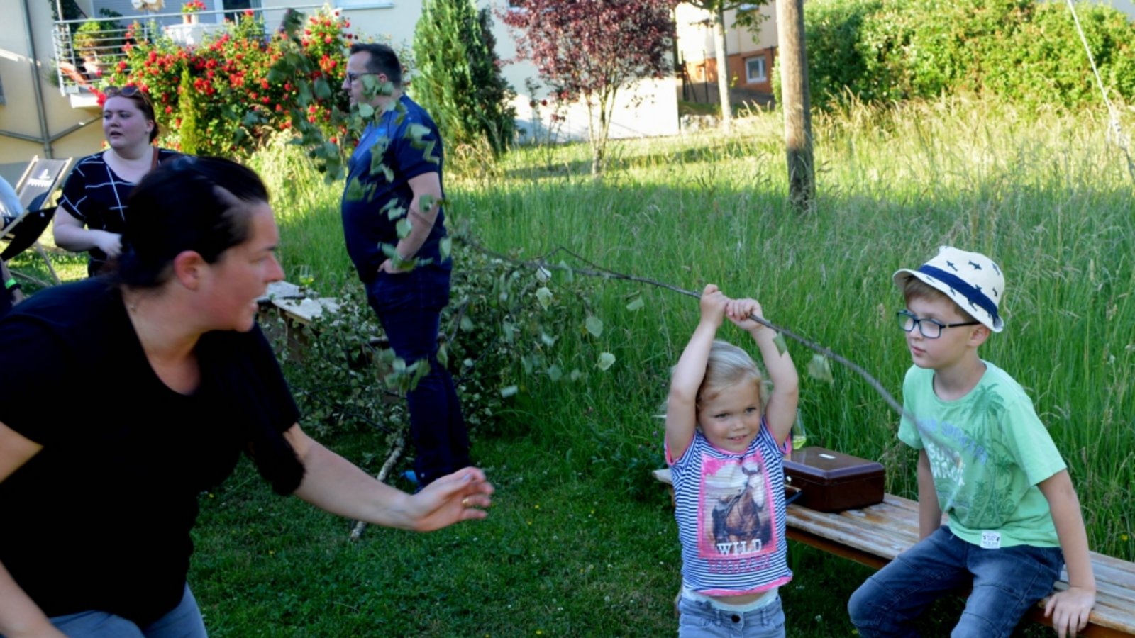 Mit Unterstützung von Mama Antje Hauff wirft Emely einen kleinen Maibaum. Mit Unterstützung von Mama Antje Hauff wirft Emely einen kleinen Maibaum.