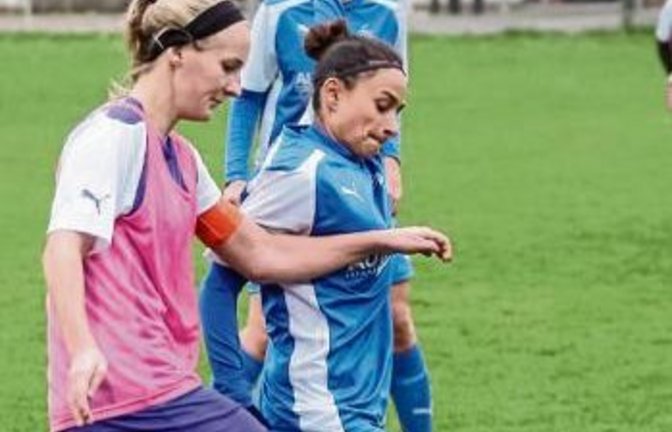 Lena Dreibach (links) gewinnt mit dem FVR gegen Erdmannhausen II. Foto: Archiv/Simecek