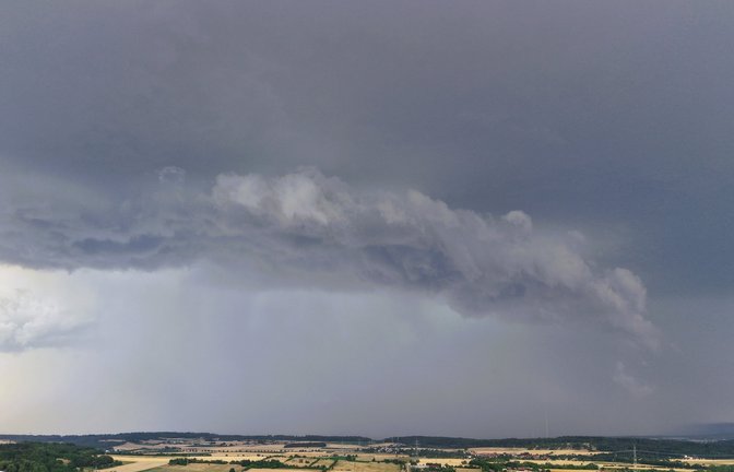 Blick aus Wiernsheim Richtung Stromberg: Gegen 19.45 Uhr entlädt sich die Gewitterzelle über Mühlacker, Illingen und Vaihingen. <span class='image-autor'>Foto: Küppers</span>