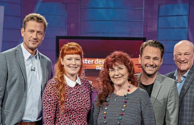 Am Montag wird sich zeigen, wie hoch die Spende für den Lebensweg ausfällt, dann flimmern die Akteure über den Bildschirm (von links): Moderator Florian Weber und das Rateteam mit Enie van des Meiklokjes, Alice Hofmann, Dennis Wilms und Bodo Bach.  Foto: SWR