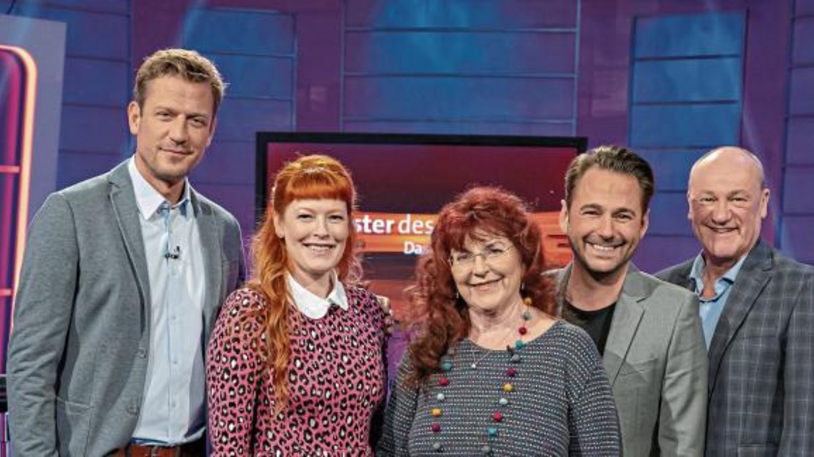 Am Montag wird sich zeigen, wie hoch die Spende für den Lebensweg ausfällt, dann flimmern die Akteure über den Bildschirm (von links): Moderator Florian Weber und das Rateteam mit Enie van des Meiklokjes, Alice Hofmann, Dennis Wilms und Bodo Bach. Foto: SWR Am Montag wird sich zeigen, wie hoch die Spende für den Lebensweg ausfällt, dann flimmern die Akteure über den Bildschirm (von links): Moderator Florian Weber und das Rateteam mit Enie van des Meiklokjes, Alice Hofmann, Dennis Wilms und Bodo Bach. Foto: SWR