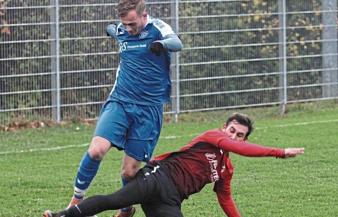 Rouven Schlingensief (links) könnte mit dem TSV Aurich bei einem Sieg gegen Gündelbach am FCG vorbeiziehen. Foto: Nachreiner