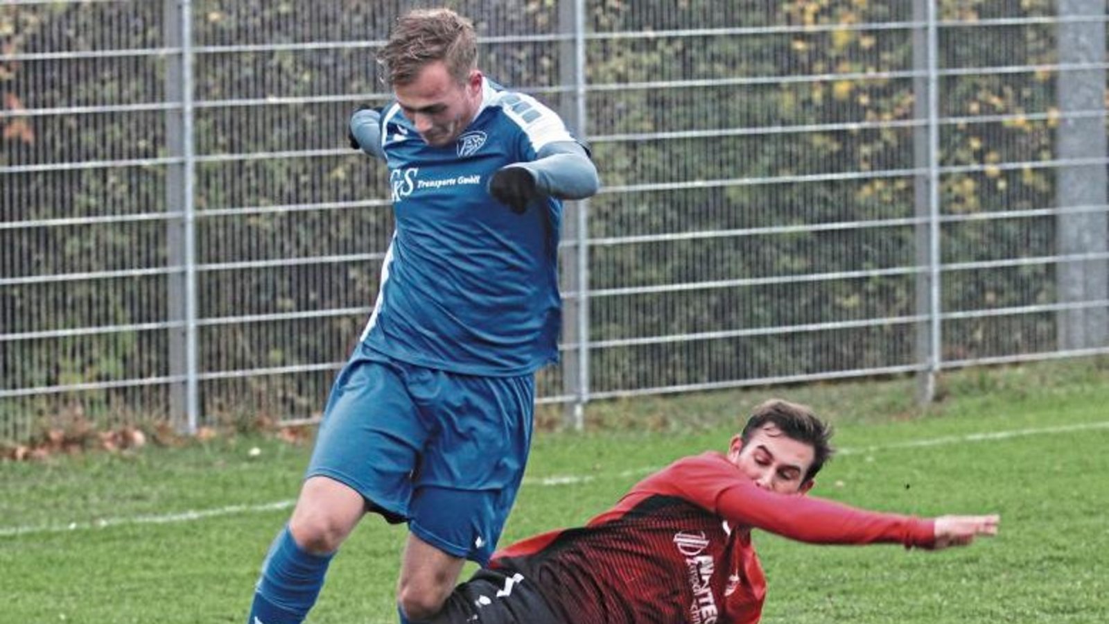 Rouven Schlingensief (links) könnte mit dem TSV Aurich bei einem Sieg gegen Gündelbach am FCG vorbeiziehen. Foto: Nachreiner Rouven Schlingensief (links) könnte mit dem TSV Aurich bei einem Sieg gegen Gündelbach am FCG vorbeiziehen. Foto: Nachreiner