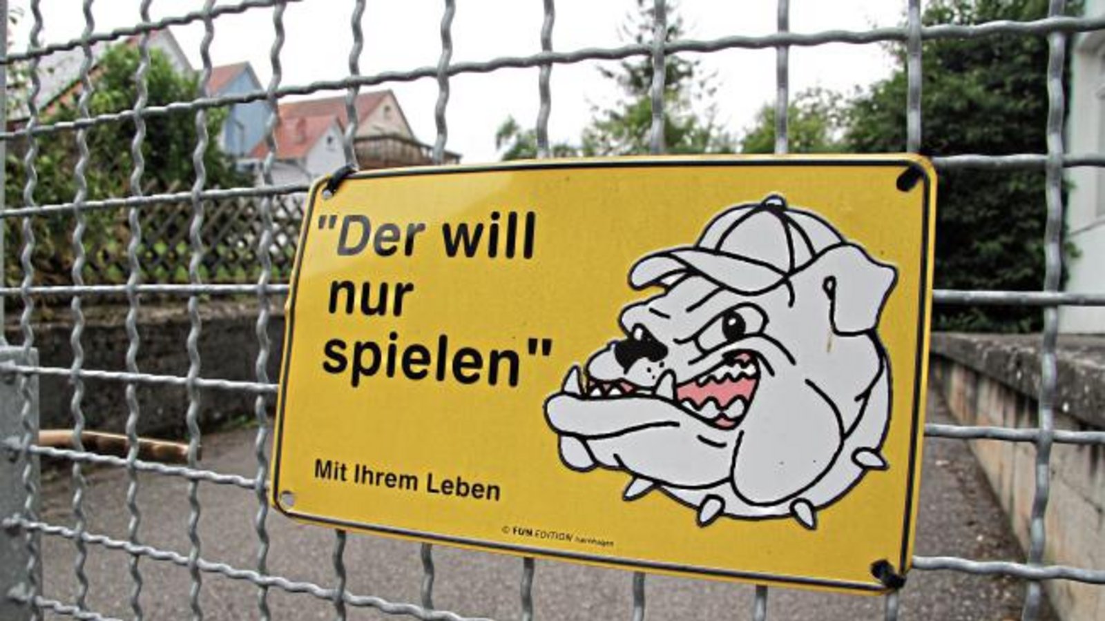 Erfrischende Ehrlichkeit legen diese Hundehalter in Ochsenbach an den Tag. Foto: mib