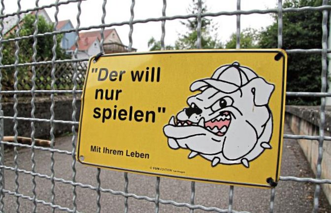 Erfrischende Ehrlichkeit legen diese Hundehalter in Ochsenbach an den Tag. Foto: mib
