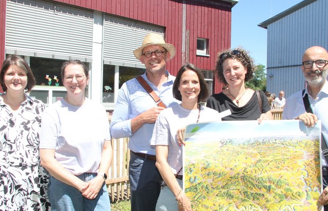 Freude über die Zertifizierung (von links): Barbara Ogbone (Amtsleiterin für Bildung, Jugend, Sport und Vereine), Aneta Düsterloh (Sonnenkäfer), OB Uwe Skrzypek-Muth, Rebecca Baier (Sonnenkäfer), Naturparkführerin Anja Bauer und Naturpark-Geschäftsführer 