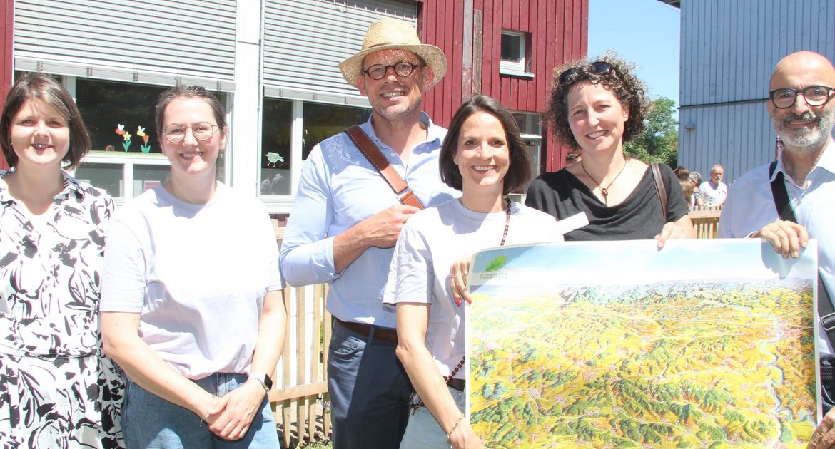Kinderhaus Kita Kindertagesstätte Sonnenkäfer Vaihingen Naturpark Stromberg-Heuchelberg Naturpark-Kita Kinderbetreuung (von links): Barbara Ogbone, Aneta Düsterloh, Oberbürgermeister Uwe Skrzypek-Muth, Rebecca Baier, Naturparkführerin Anja Bauer, Dietmar Gretter, Naturpark-Geschäftsführer Dietmar Gretter