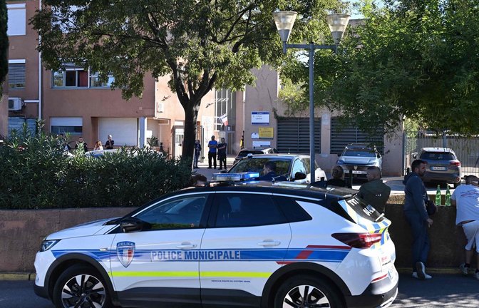 Ein Fahrzeug der Stadtpolizei steht vor dem Joseph-Lakanal-Gymnasium, nachdem in Aubagne in Südfrankreich ein Schulleiter durch einen Schuss aus einem Jagdgewehr verletzt und ein Jugendlicher festgenommen wurde. (zu dpa: «Terrorermittlungen nach Schüssen an Schule in Südfrankreich»)<span class='image-autor'>Miguel Medina/AFP/dpa</span>