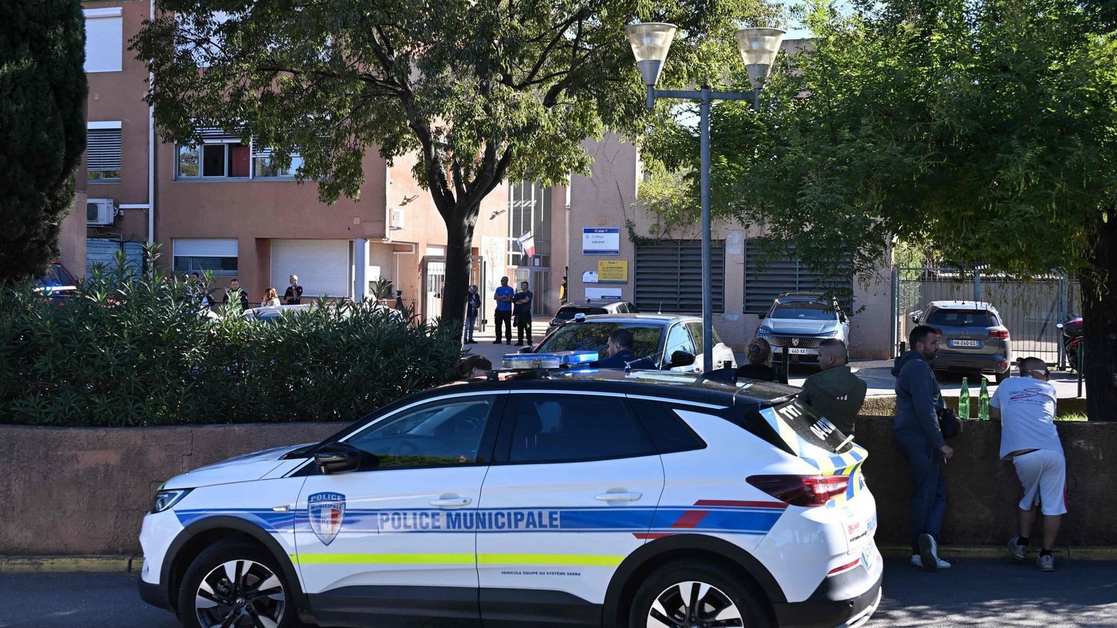Ein Fahrzeug der Stadtpolizei steht vor dem Joseph-Lakanal-Gymnasium, nachdem in Aubagne in Südfrankreich ein Schulleiter durch einen Schuss aus einem Jagdgewehr verletzt und ein Jugendlicher festgenommen wurde. (zu dpa: «Terrorermittlungen nach Schüssen an Schule in Südfrankreich»)Miguel Medina/AFP/dpa Ein Fahrzeug der Stadtpolizei steht vor dem Joseph-Lakanal-Gymnasium, nachdem in Aubagne in Südfrankreich ein Schulleiter durch einen Schuss aus einem Jagdgewehr verletzt und ein Jugendlicher festgenommen wurde. (zu dpa: «Terrorermittlungen nach Schüssen an Schule in Südfrankreich»)Miguel Medina/AFP/dpa