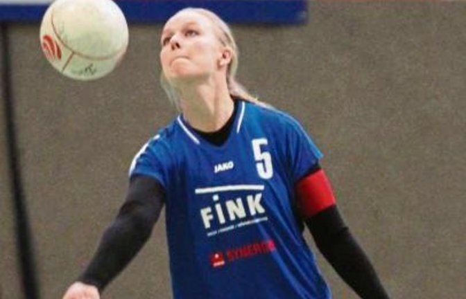 Nach Verletzungspause gab Natalie Lochmahr ihr Comeback. „Sie haderte zwar etwas mit ihrer Abwehrleistung“, berichtet TVV-Spielertrainerin Marie-Therese Rothmaier. „Aber bei ihr kamen alle Zuspiele. Das ist mir wichtiger als einige schwierige Bälle abzuwe