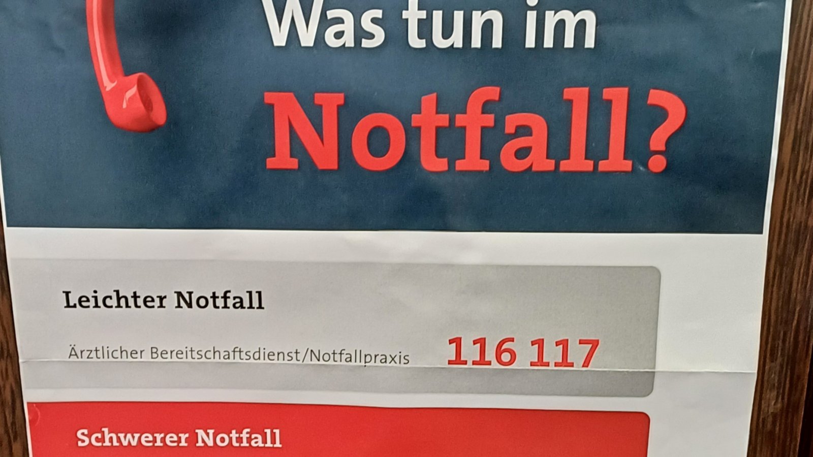 Was im Notfall zu tun ist zeigt auf einen Blick das Poster der RKH Gesundheit in der Oberen Apotheke in Vaihingen.  Foto: Rücker