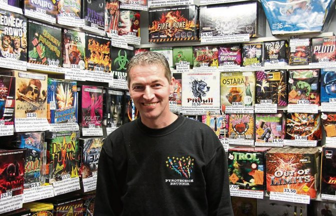 Matthias Brunner in seinem Laden vor einem Regal mit verschiedenen Batterien Foto: Fanz