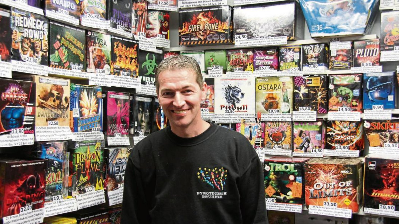 Matthias Brunner in seinem Laden vor einem Regal mit verschiedenen Batterien Foto: Fanz Matthias Brunner in seinem Laden vor einem Regal mit verschiedenen Batterien Foto: Fanz