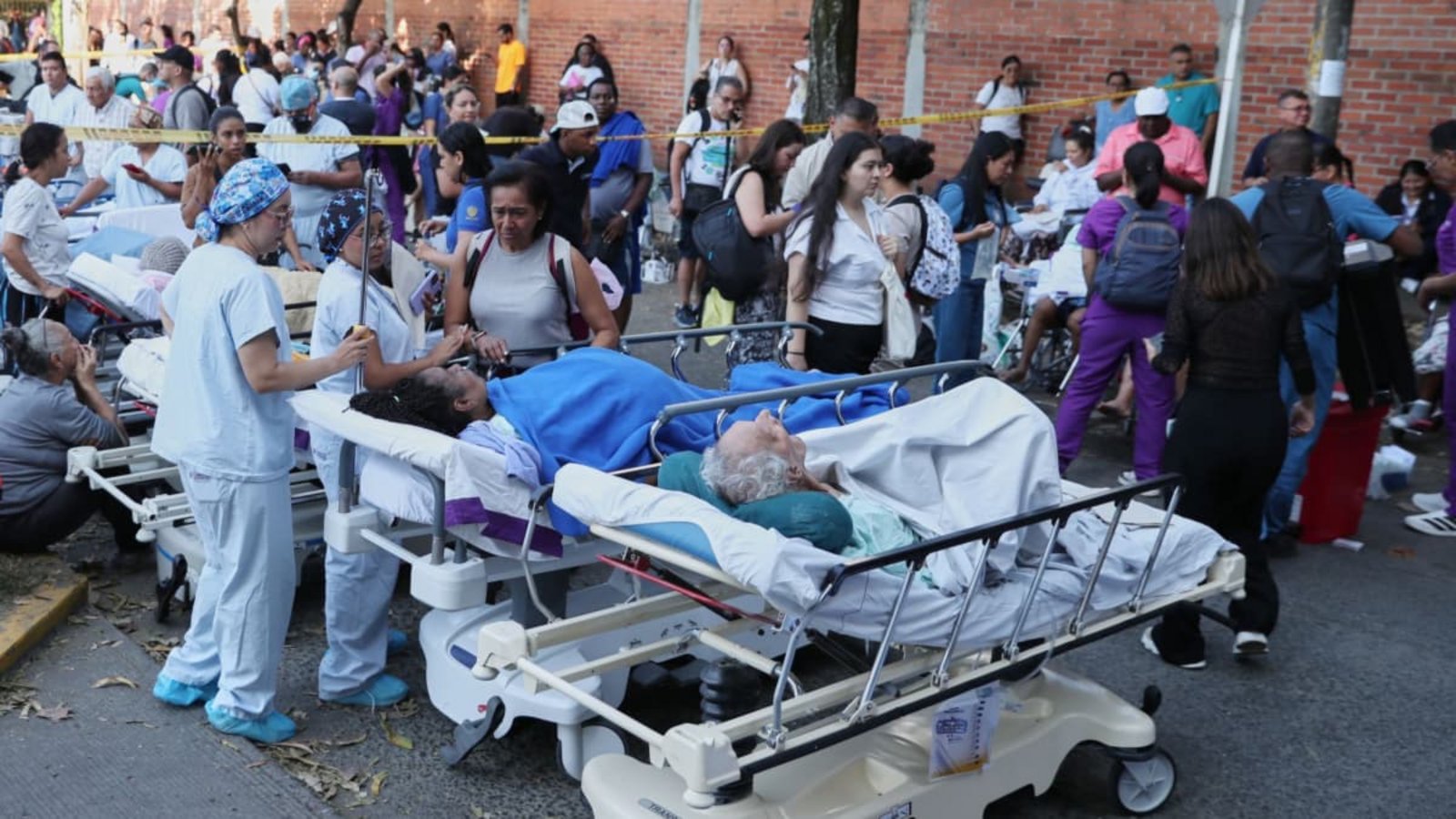 Nach einem Erdbeben werden Patienten aus einem Krankenhaus evakuiert.Santiago Saldarriaga/AP/dpa Nach einem Erdbeben werden Patienten aus einem Krankenhaus evakuiert.Santiago Saldarriaga/AP/dpa