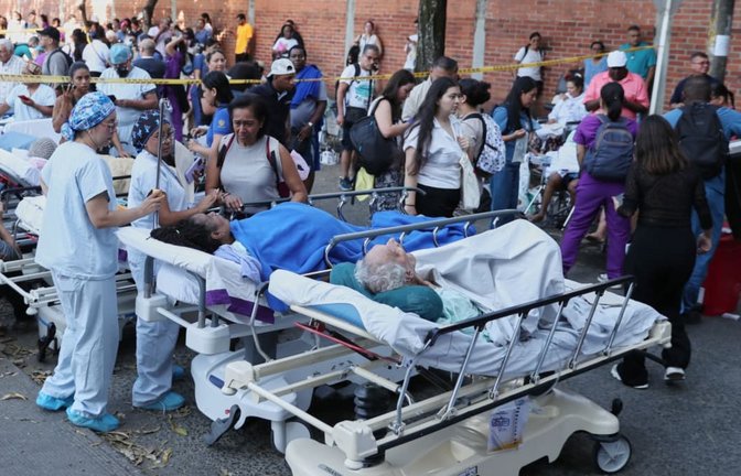 Nach einem Erdbeben werden Patienten aus einem Krankenhaus evakuiert.<span class='image-autor'>Santiago Saldarriaga/AP/dpa</span>