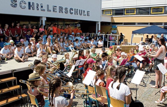 Schulchor und Bläserklasse eröffnen das Schulfest.  Fotos: Friedrich