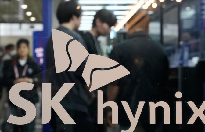 Noch mehr Wirbel um Künstliche Intelligenz (KI): Der Speicherchip-Hersteller SK Hynix ist jüngst an der New Yorker Börse gestartet - das zweitgrößte Börsendebüt der Geschichte. Gerade im Halbleiterbereich gibt es derzeit erhebliche Kursbewegungen.<span class='image-autor'>Ahn Young-joon/AP/dpa</span>