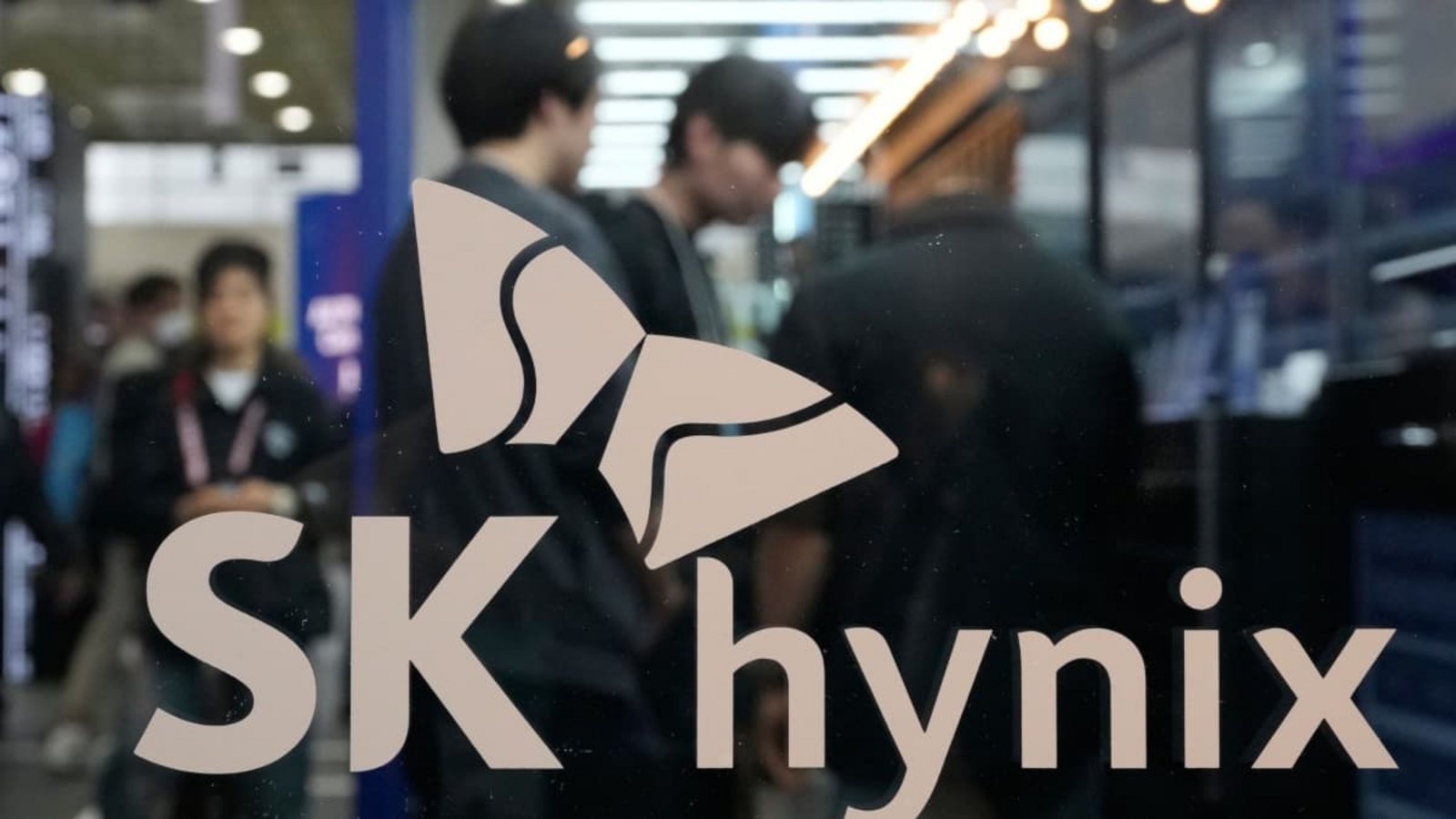 Noch mehr Wirbel um Künstliche Intelligenz (KI): Der Speicherchip-Hersteller SK Hynix ist jüngst an der New Yorker Börse gestartet - das zweitgrößte Börsendebüt der Geschichte. Gerade im Halbleiterbereich gibt es derzeit erhebliche Kursbewegungen.Ahn Young-joon/AP/dpa