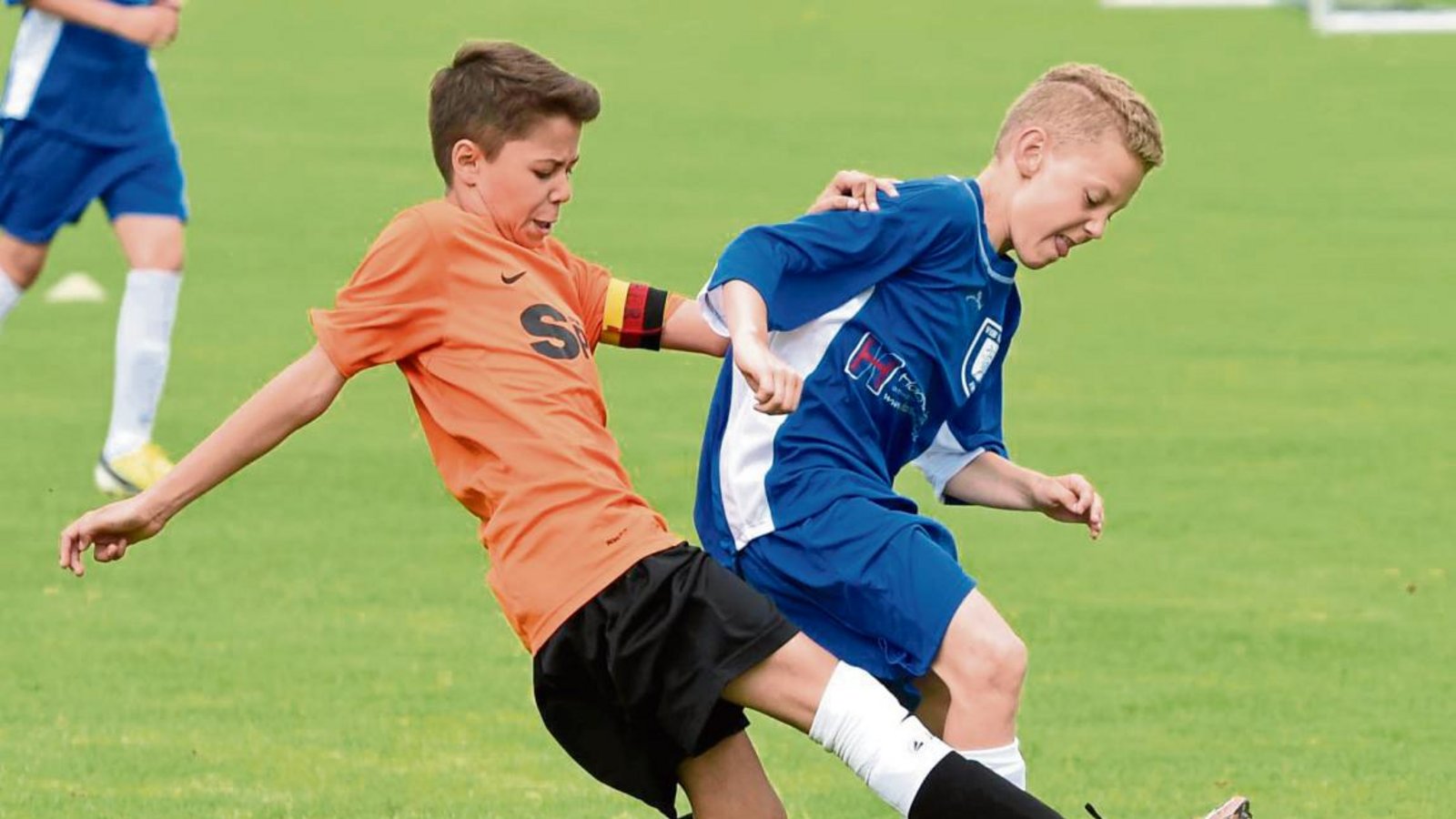 Enzweihingens Kapitän Kai Schweidler (links) luchst Vaihingens Paul Daiß den Ball ab. Foto: Leitner Enzweihingens Kapitän Kai Schweidler (links) luchst Vaihingens Paul Daiß den Ball ab. Foto: Leitner