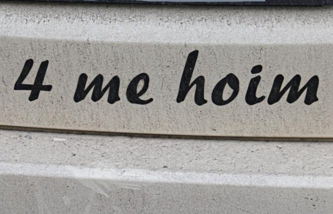 Nachricht an einem Taxi. Eigentlich müsste es doch heißen: „i 4 di hoim.“ Foto: Rücker