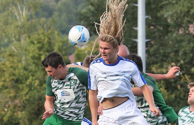 Sersheims Florian Frenkel (von links), Illingens Janik Speidel und eine Handvoll weitere Spieler kämpfen um die Lufthoheit. <span class='image-autor'>Foto: Küppers</span>