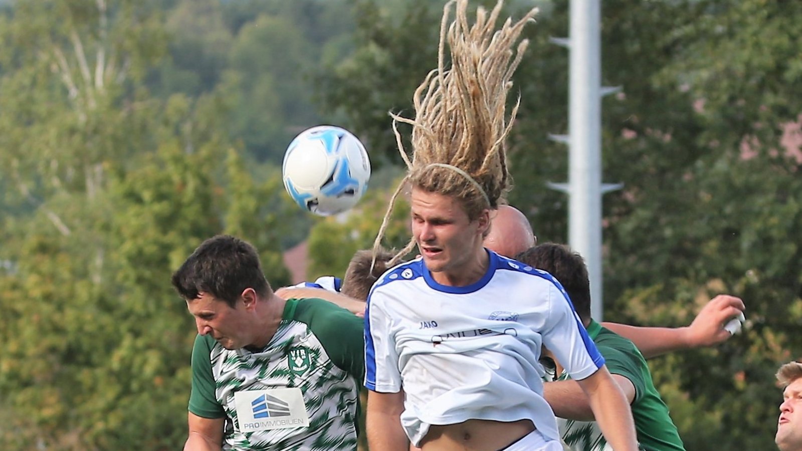 Sersheims Florian Frenkel (von links), Illingens Janik Speidel und eine Handvoll weitere Spieler kämpfen um die Lufthoheit. Foto: Küppers Sersheims Florian Frenkel (von links), Illingens Janik Speidel und eine Handvoll weitere Spieler kämpfen um die Lufthoheit. Foto: Küppers