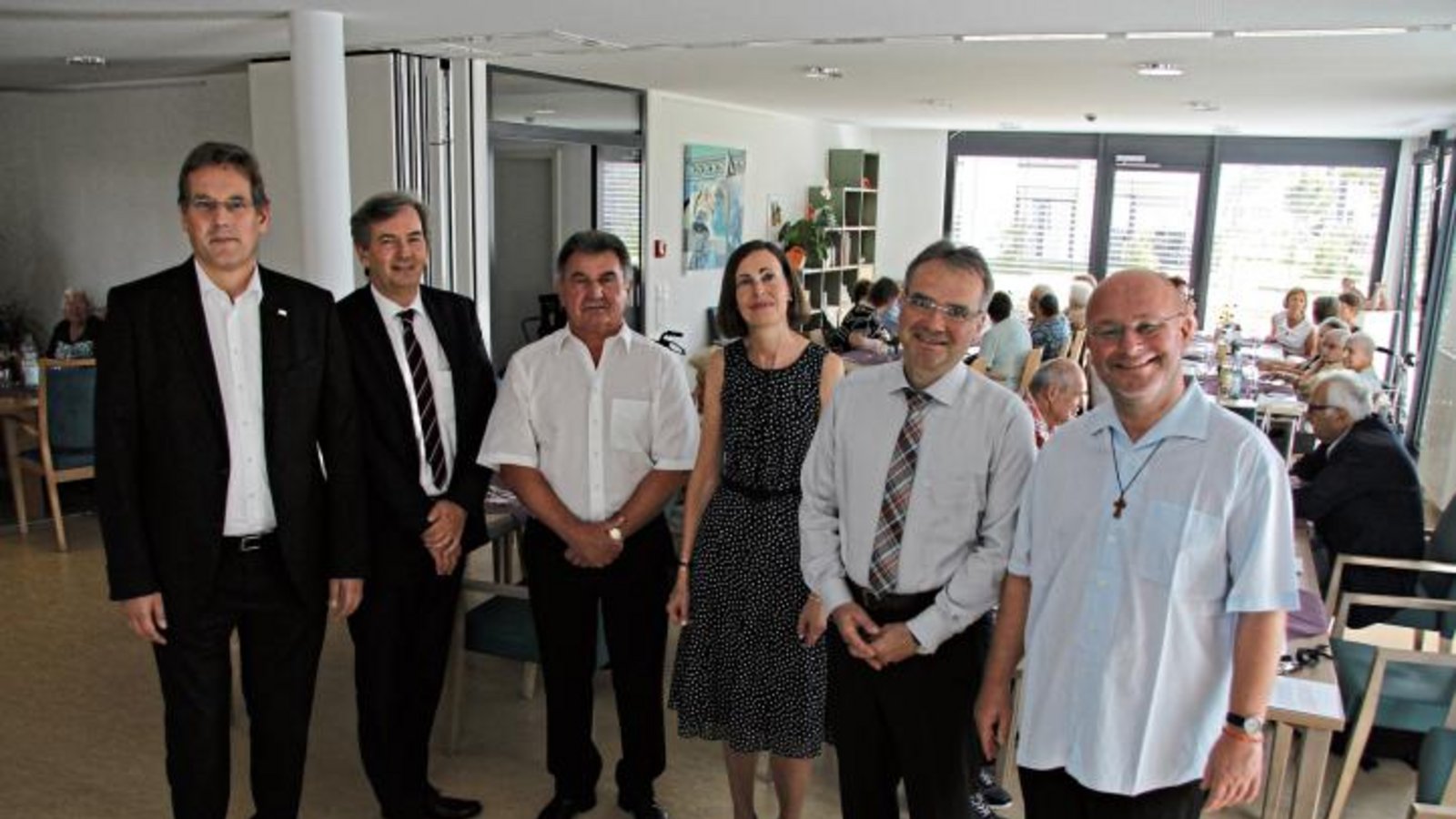Mit den Bewohnern feierten der Landtagsabgeordnete Erik Schweikert (FDP), Andreas Kuhn (Vorstand der Keppler-Stiftung), Gemeinderat Hans Sturm, Ursula Günster (Hausleitung), Markus Schellinger (Einrichtungsleitung) und Dekan Claus Schmidt (von links) das zehnjährige Bestehen von St. Clara. Foto: Banholzer Mit den Bewohnern feierten der Landtagsabgeordnete Erik Schweikert (FDP), Andreas Kuhn (Vorstand der Keppler-Stiftung), Gemeinderat Hans Sturm, Ursula Günster (Hausleitung), Markus Schellinger (Einrichtungsleitung) und Dekan Claus Schmidt (von links) das zehnjährige Bestehen von St. Clara. Foto: Banholzer