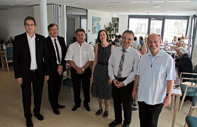 Mit den Bewohnern feierten der Landtagsabgeordnete Erik Schweikert (FDP), Andreas Kuhn (Vorstand der Keppler-Stiftung), Gemeinderat Hans Sturm, Ursula Günster (Hausleitung), Markus Schellinger (Einrichtungsleitung) und Dekan Claus Schmidt (von links) das zehnjährige Bestehen von St. Clara.  Foto: Banholzer